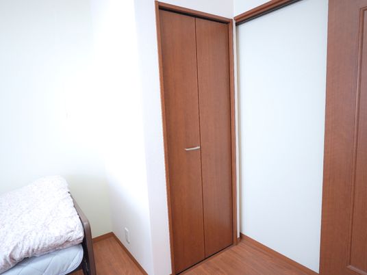 明るいシンプルな居室