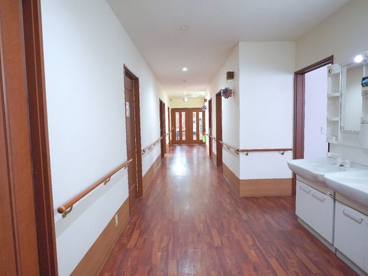 手すり付きの明るい廊下