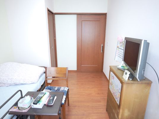 居室の明るい室内