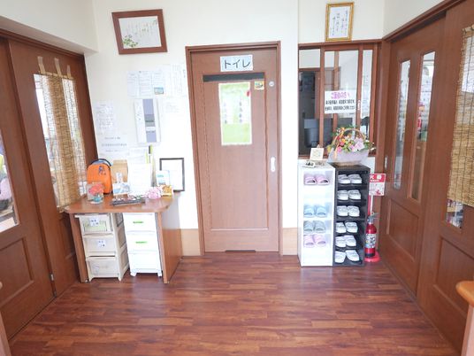 玄関エリアの明るい空間