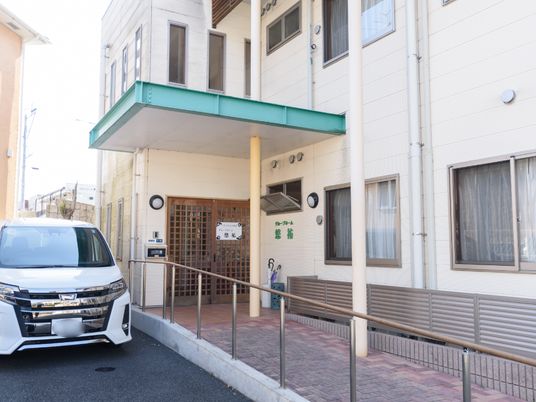 日差しの入るエントランス