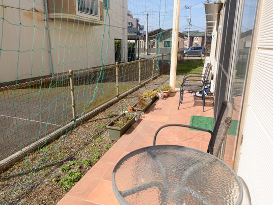 中庭の日向ぼっこスペース