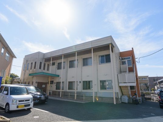 明るい日差しの建物外観