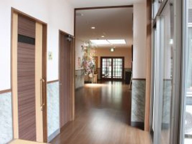 自然光が入る廊下 廊下 明るい自然光が差し込む廊下は、気持ちよく移動できます。木目調のドアが上品です。