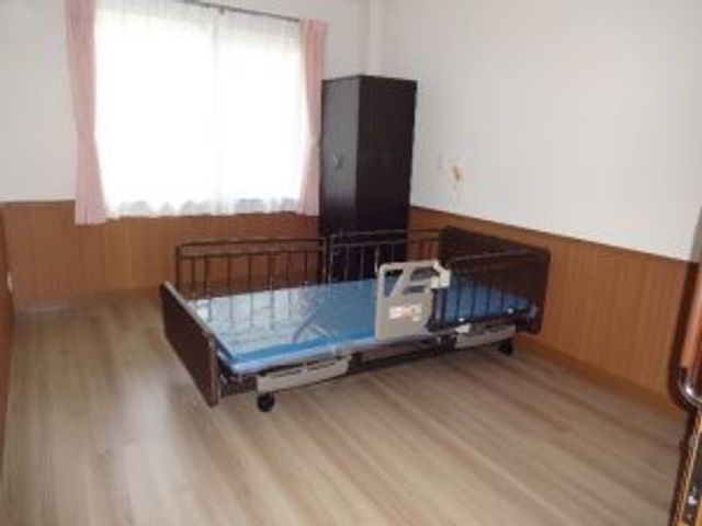 光が差し込む居室 居室 明るい居室には、ナチュラルな木の雰囲気が広がり、リラックスできる空間が整っています。