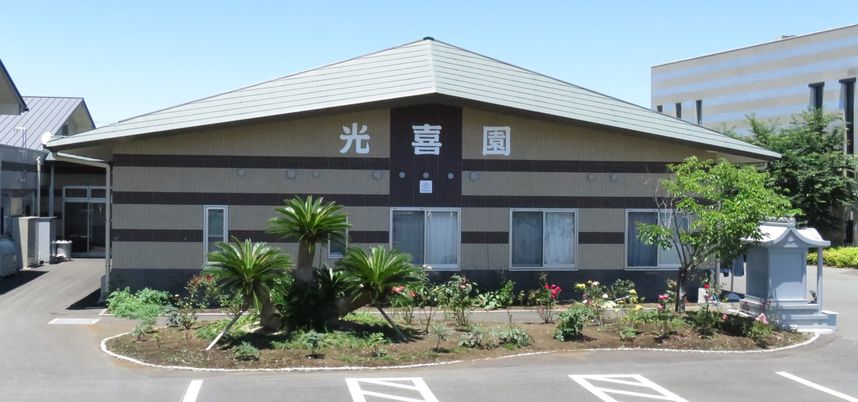緑に囲まれた建物外観