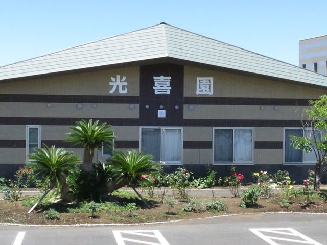 緑に囲まれた建物外観 外観 施設は緑豊かな環境に囲まれています。清潔感のある建物は安心感を与えます。