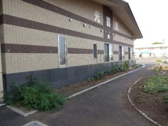 広い外観の建物 外観 施設の広い外観は、清潔感のあるデザインで、周囲の緑と調和しています。
