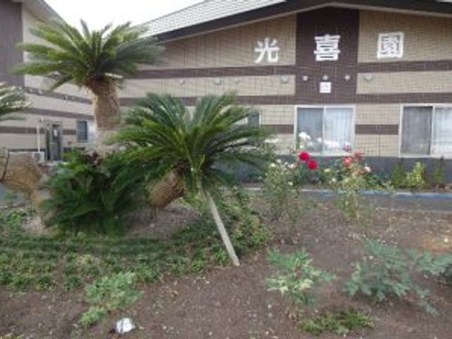 花壇と外観 外観 緑豊かな庭の前には花が咲き、訪れる人を出迎えます。建物の外観は落ち着いた印象です。