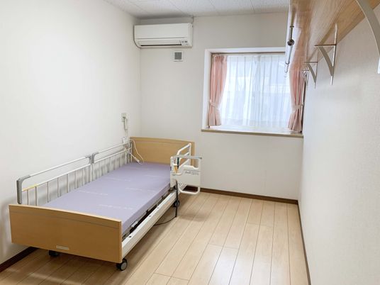 ベッドのある明るい居室