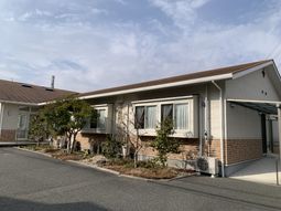 広々とした庭がある外観