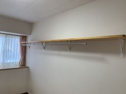収納棚のある壁