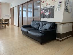 ソファと壁のある廊下