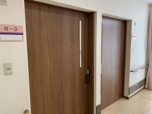 明るい廊下の扉