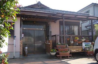 植物に囲まれた外観