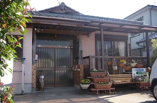 植物に囲まれた外観