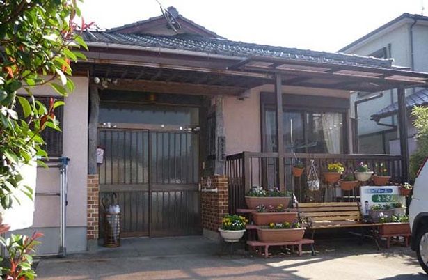 植物に囲まれた外観