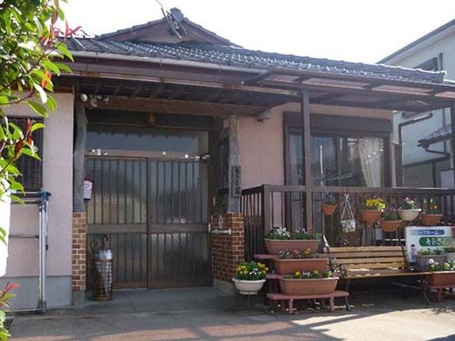 植物に囲まれた外観 外観 緑に囲まれた外観が魅力です。訪問者を温かく迎えるエントランスがあります。