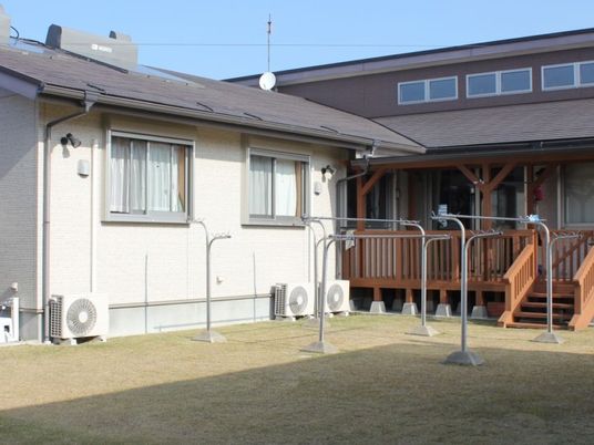 建物と庭先の様子  