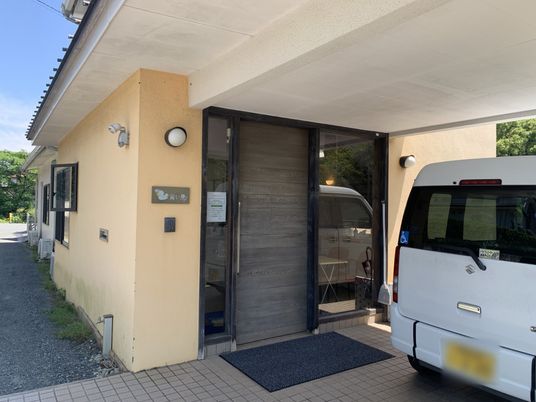 広い入り口の玄関