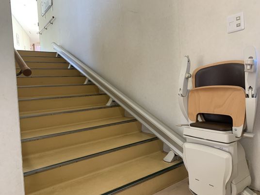 階段の隣の椅子付きスロープ