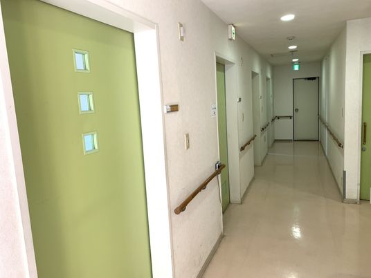 手すりのある廊下