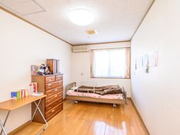 明るい居室の様子