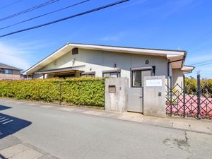 外観の施設エントランス