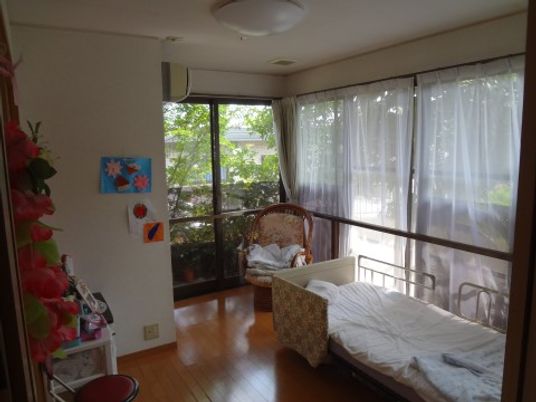 明るい個室の居室