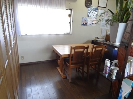 木目調のテーブルと椅子のある部屋