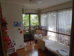 明るい個室の居室