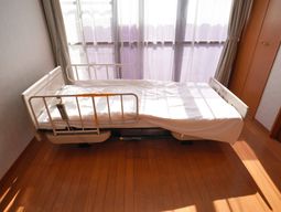 明るい居室のベッド