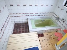 清潔なタイルの浴室