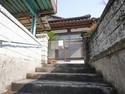 施設入口の階段と門