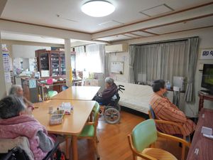 居室でくつろぐ人々