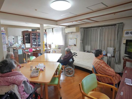 居室でくつろぐ人々