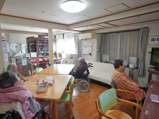 居室でくつろぐ人々