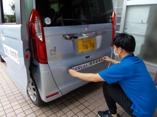 車両へ表示を貼る作業  