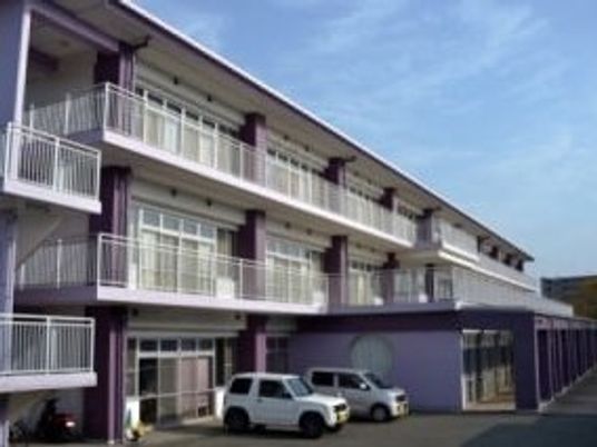 外観の建物と駐車場  