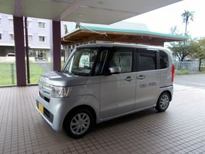 送迎車が停車する玄関前  
