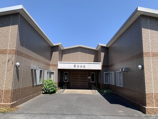 落ち着いた施設外観