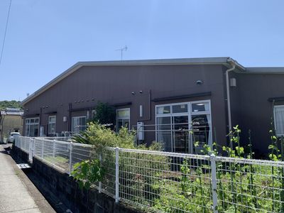 広い敷地の外観