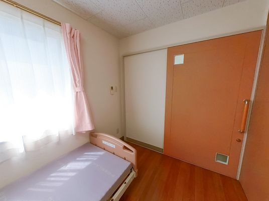 窓際のベッドがある居室