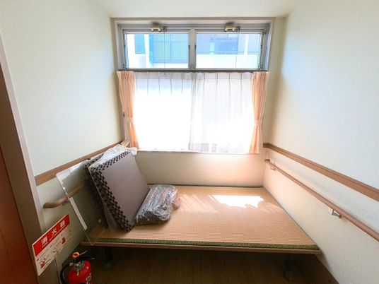 自然光が差し込む小部屋