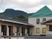 施設の外観と山並み  