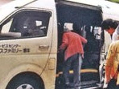 送迎車に乗る様子