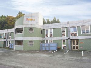 緑色外壁の建物外観  