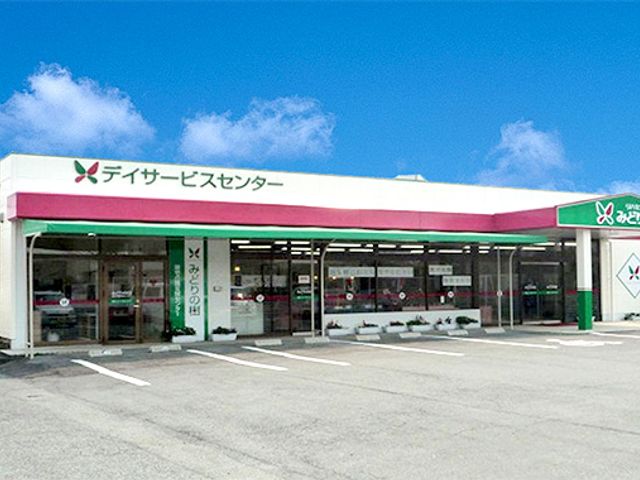 青空の下の看板 看板 広い駐車スペースが魅力的な外観です。青空の下で清潔感があります。