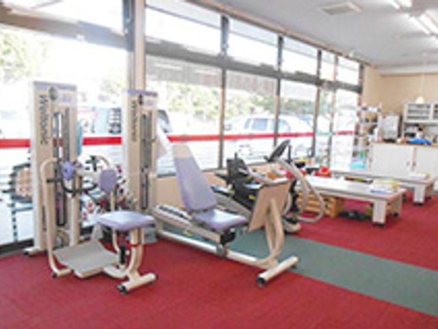 運動機器が並ぶ部屋 機能訓練室 自然光が心地よく差し込むスペースに、さまざまな運動機器が揃っています。