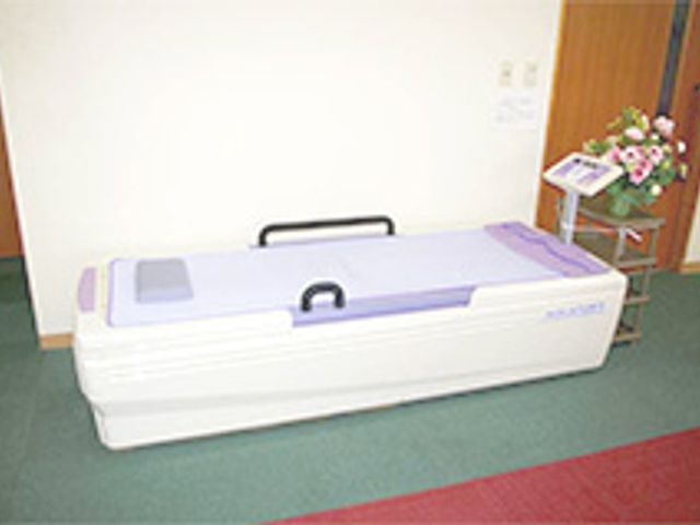 簡易浴槽の部屋 浴室 入浴が簡単に行える設備です。快適さと安全性を兼ね備えたバスが設置されています。
